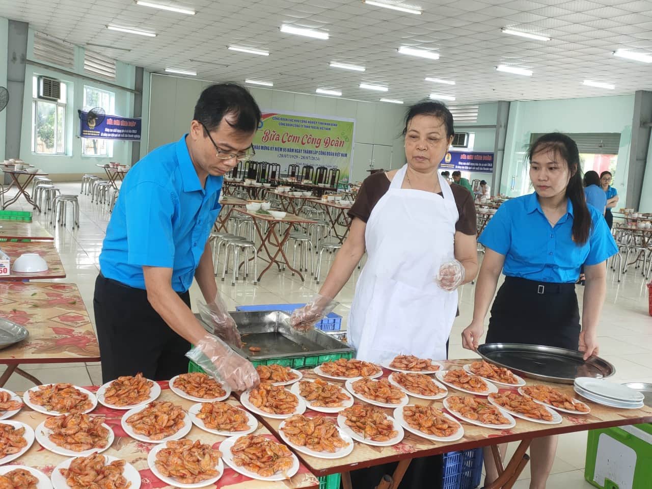 Cán bộ công đoàn trực tiếp vào bếp sắp cơm mời đoàn viên, công nhân lao động ăn. Ảnh: Nguyễn Trường