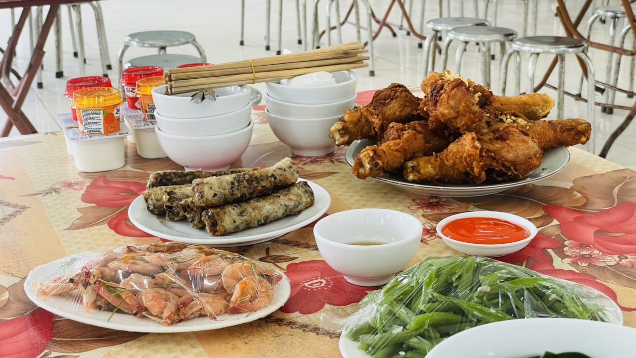 The "Trade Union Meal" was held sumptuously. Photo: Nguyen Truong