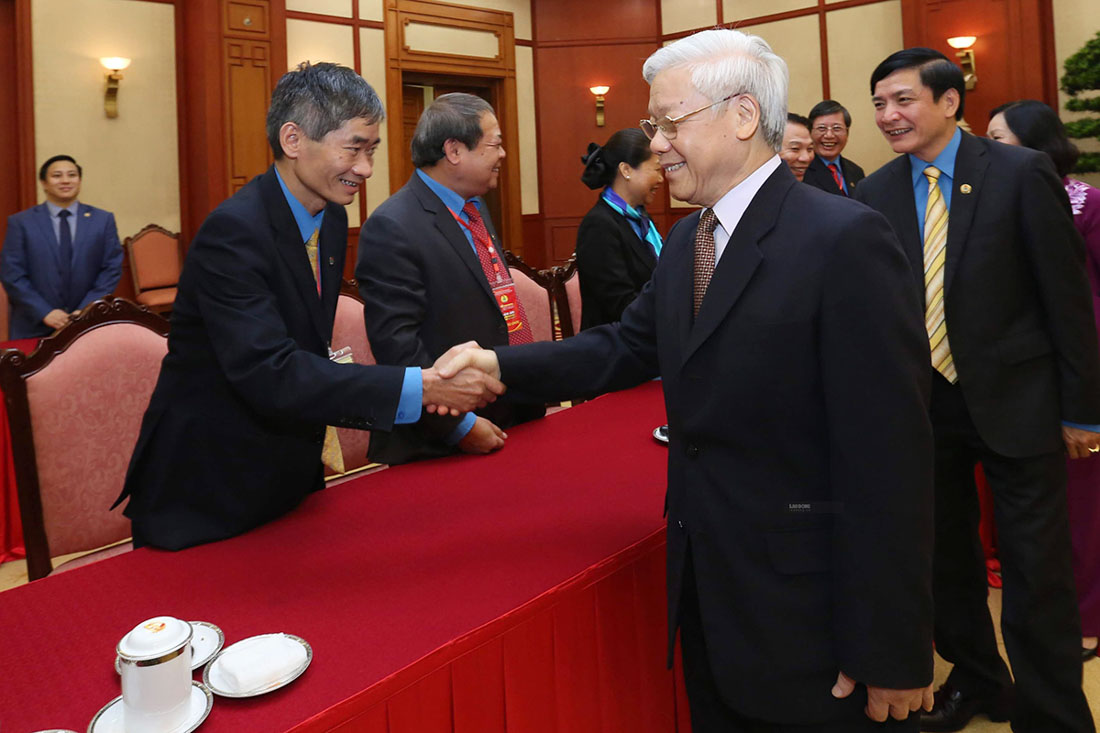 General Secretary Nguyen Phu Trong attended the meeting of 30 individuals and groups for Vietnam's Glory in 2017. The Vietnam's Glory program was organized by the Vietnam General Confederation of Labor with Lao Dong Newspaper. Photo: Hai Nguyen