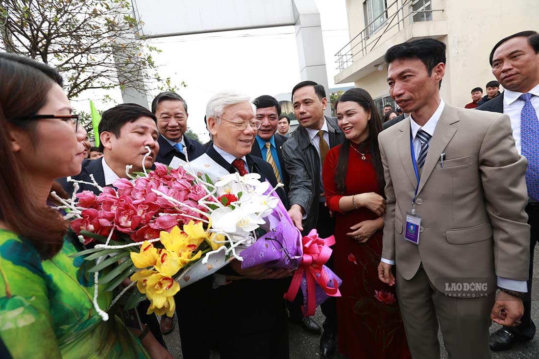 General Secretary Nguyen Phu Trong visited and gave gifts to workers in Hung Yen province, 2018. Photo: Hai Nguyen