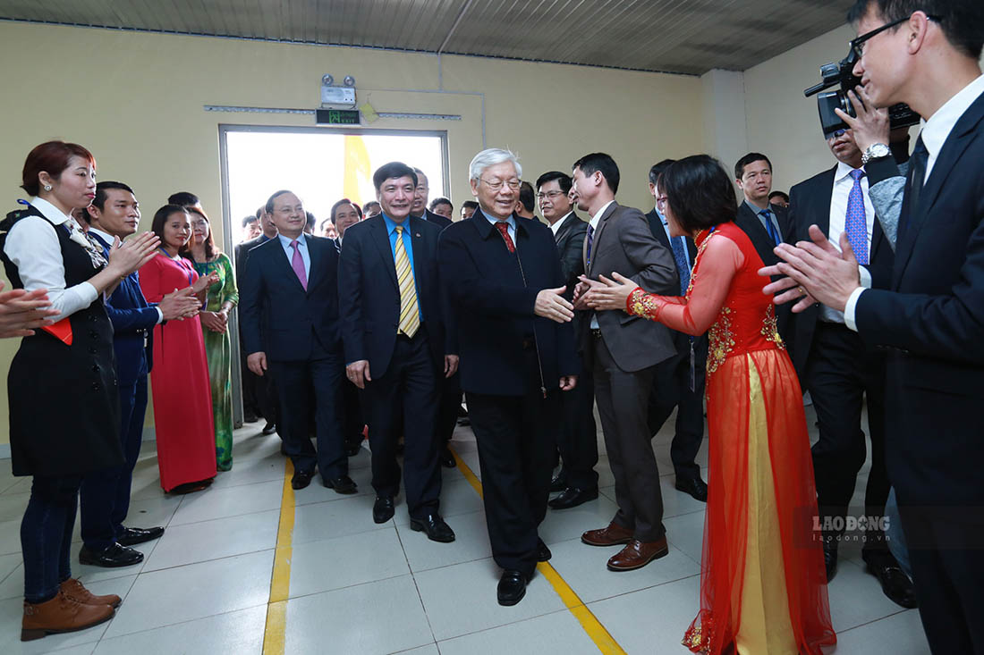 General Secretary Nguyen Phu Trong visited and gave gifts to workers in Hung Yen province, 2018. Photo: Hai Nguyen