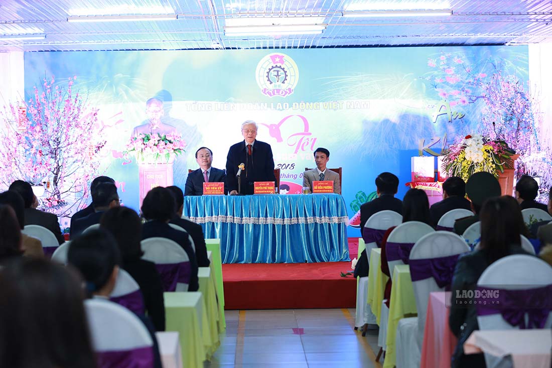 General Secretary Nguyen Phu Trong visited and gave gifts to workers in Hung Yen province, 2018. Photo: Hai Nguyen