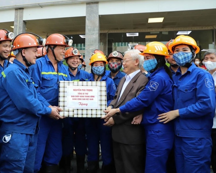 General Secretary Nguyen Phu Trong presented gifts to the collective of officers and employees of Vang Danh Coal Joint Stock Company - Vinacomin, in Uong Bi City, Quang Ninh, April 2022. Photo: VOV