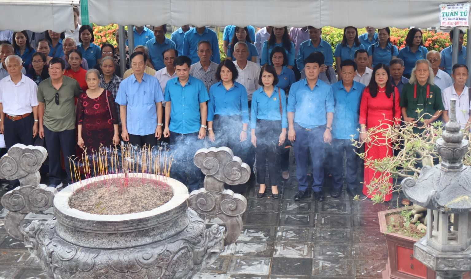 The delegation of Hai Duong Province's Confederation of Labor offered incense to comrade Nguyen Duc Canh. Photo: Dieu Thuy