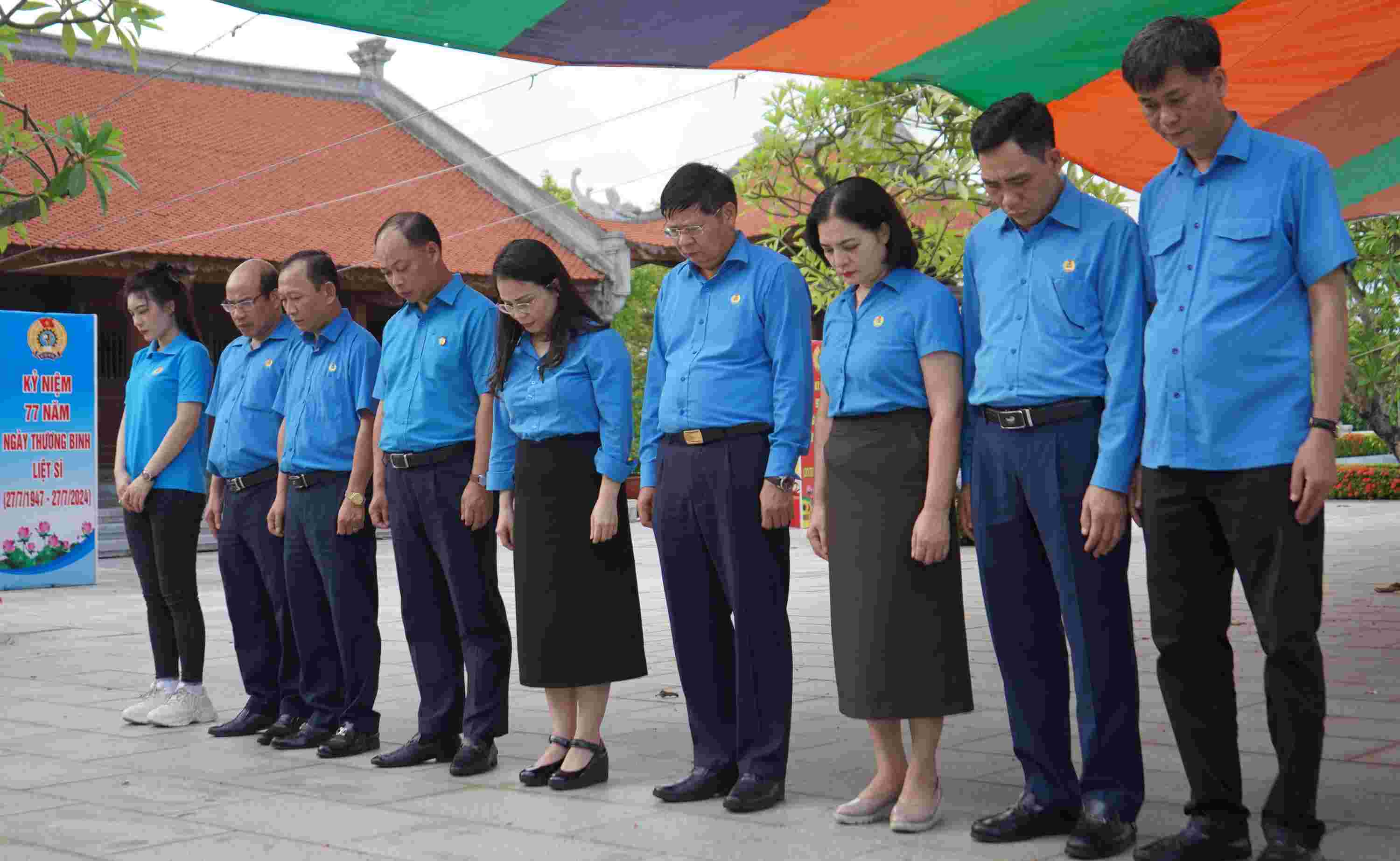 The delegation spent a moment of silence in front of the heroic spirit of comrade Nguyen Duc Canh. Photo: Mai Dung