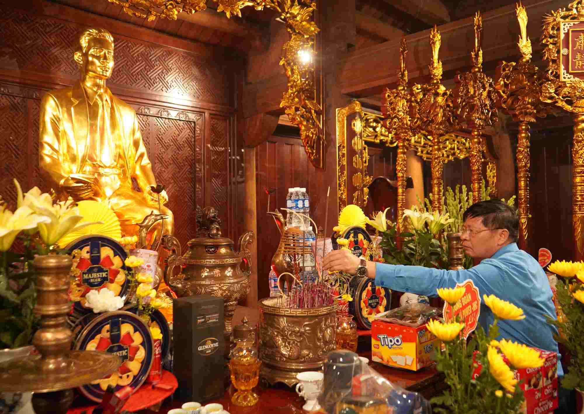 Vice President of the Vietnam General Confederation of Labor Phan Van Anh burns incense at the statue of comrade Nguyen Duc Canh in the grounds of the Memorial House in Hai Phong. Photo: Mai Dung