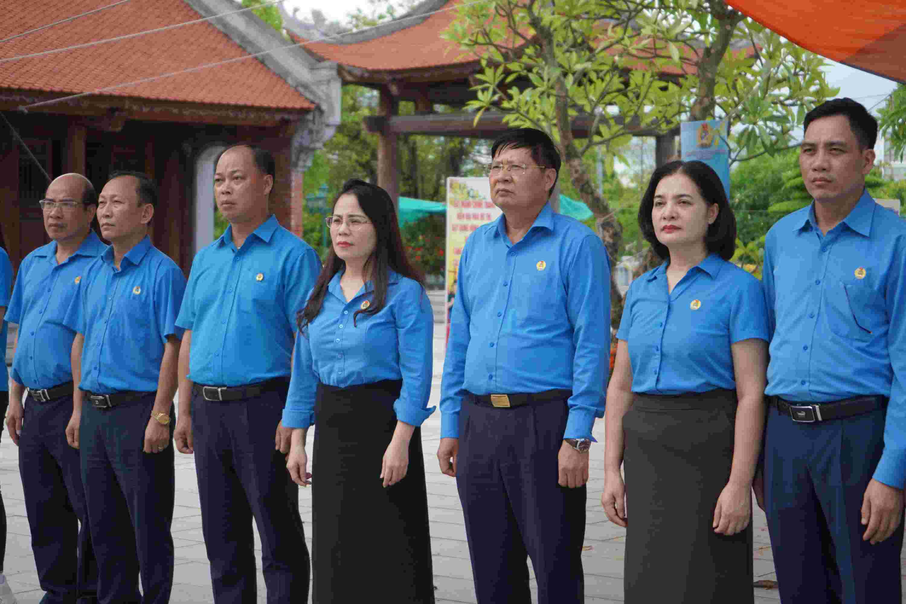 Đoàn đại biểu Tổng LĐLĐ Việt Nam dâng hương tưởng niệm đồng chí Nguyễn Đức Cảnh. Ảnh: Mai Dung