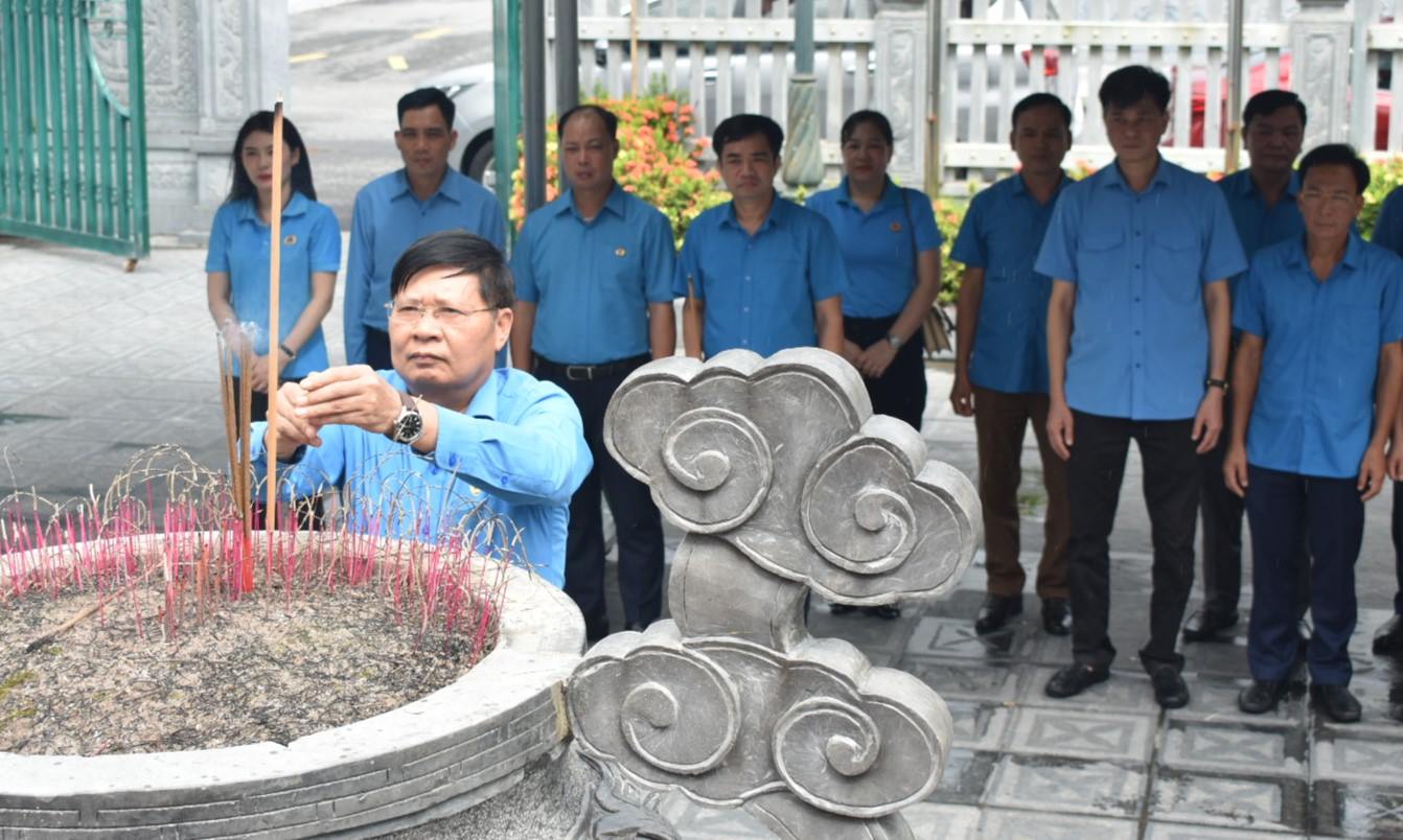 The group offered incense to comrade Nguyen Duc Canh at the memorial site in Thai Thuy, Thai Binh. Photo: Trung Du