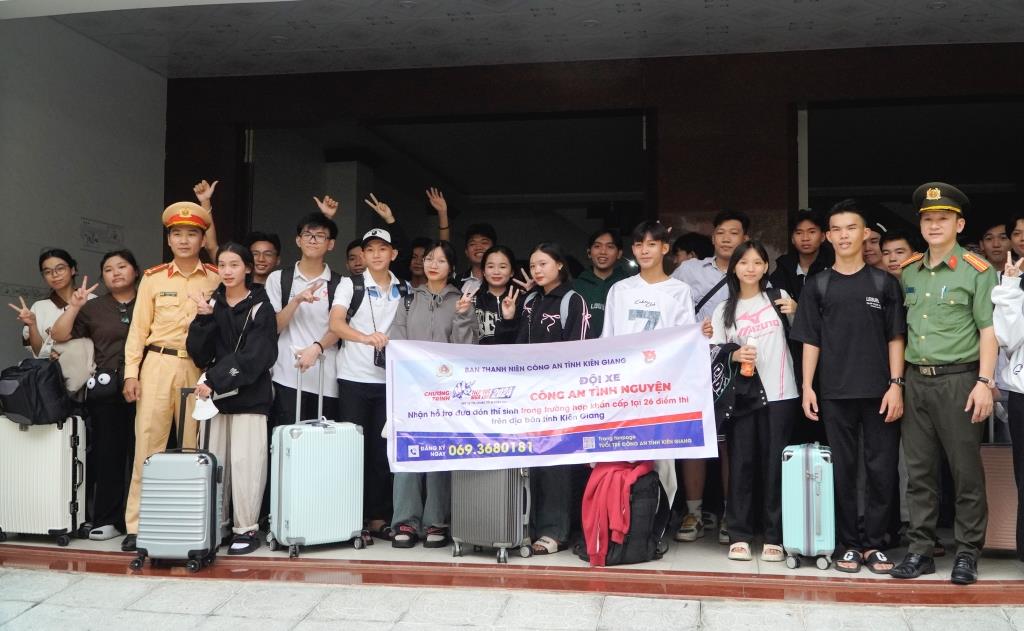 Các đội hình tình nguyện tiếp sức mùa thi hỗ trợ cho các em học sinh đảo xa vào thi tốt nghiệp. Ảnh: Nguyên Anh