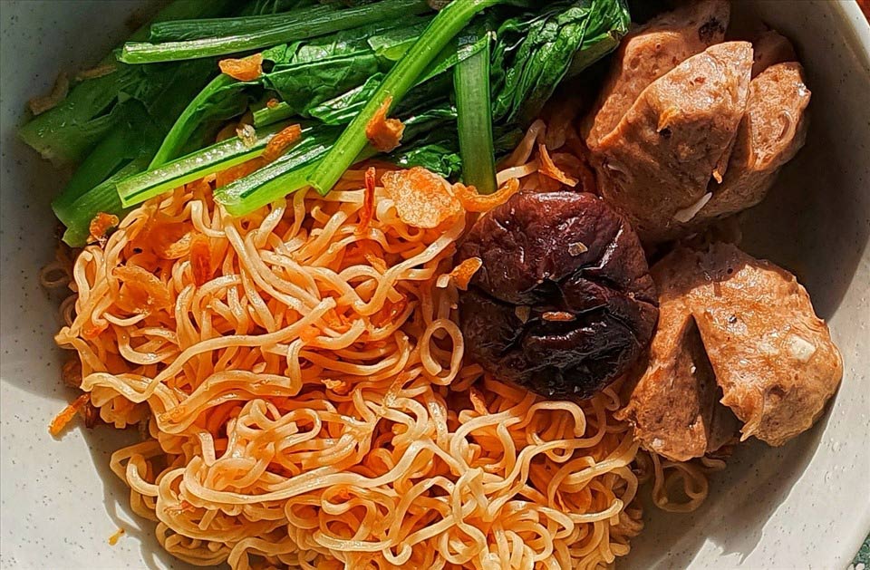 Instant noodles in Vietnam have many ways to prepare and serve with toppings. Photo: Eric Nguyen