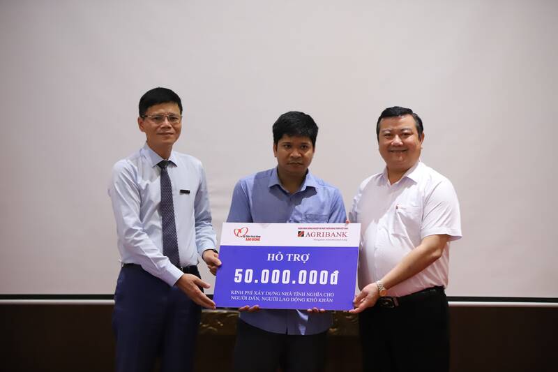 Ông Nguyễn Ngọc Hiển - Tổng Biên tập Báo Lao Động cùng đại diện doanh nghiệp trao quà cho hộ dân khó khăn tại Miền Trung. Ảnh: Hoài Luân