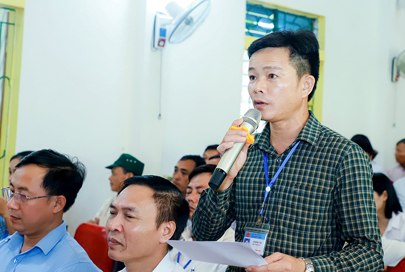 L'electeur Le Dinh Tam de la commune de Ky Tan a demande la direction et la promulgation de documents d'orientation specifiques sur la politique d'encouragement et de protection des cadres dynamiques et creatifs. Photo : Thanh Duy