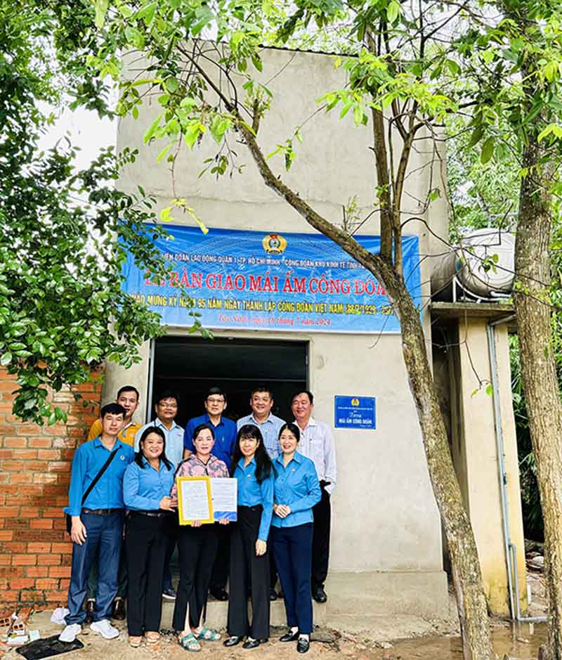 Tay Ninh Economic Zone Trade Union coordinated with the Labor Confederation of District 1, Ho Chi Minh City to donate warm union houses to union members in difficult circumstances. Photo: Quoc Huy