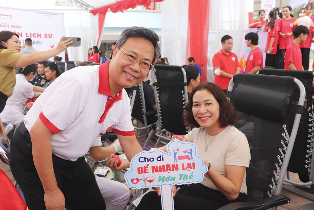 Dien Bien People a participe au Festival des dons de sang avec le theme "Pink Drops in Historical Domain". Photo: Thuy Lan