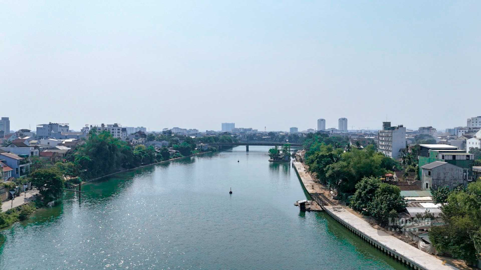 Nhu Y riverside walkway passing through Phu Hoi and Xuan Phu wards (Hue City) is a project under the city's water environment improvement project. Hue, phase 2. Accordingly, the Nhu Y riverside walkway extends from Dap Dam to Van Duong bridge, (Hue City) with a design length of 1.6km, 6m wide with a total investment value. 267 billion VND.