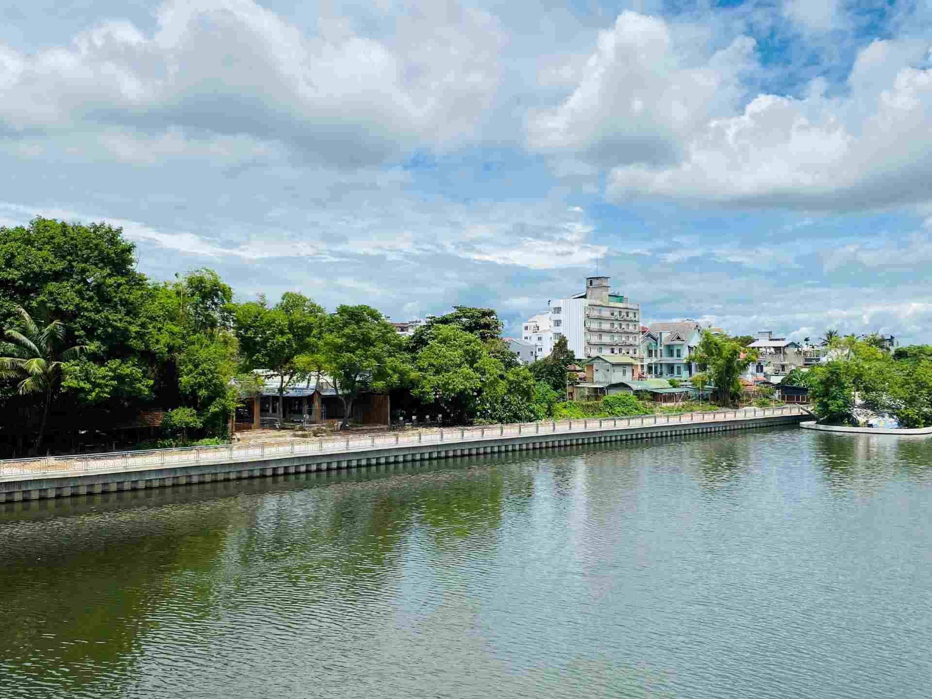 According to the design, the route is paved with granite, stainless steel railings, and powder-coated. The entire route has a parking lot of more than 1,300 square meters adjacent to Dap Dam, a 36m long arch bridge over Phat Lat bald and has 11 water wharves.