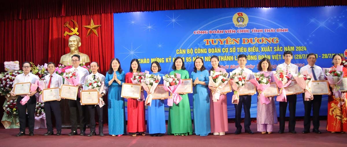 Lãnh đạo Liên đoàn Lao động tỉnh Thái Bình và Công đoàn Viên chức tỉnh tuyên dương các cán bộ công đoàn xuất sắc, tiêu biểu. Ảnh: Bá Mạnh