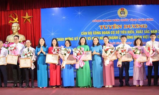 Lãnh đạo Liên đoàn Lao động tỉnh Thái Bình và Công đoàn Viên chức tỉnh tuyên dương các cán bộ công đoàn xuất sắc, tiêu biểu. Ảnh: Bá Mạnh