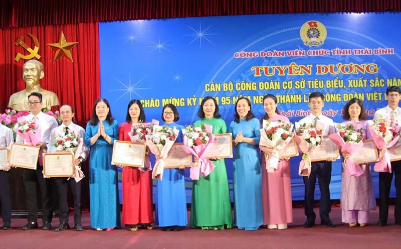 Lãnh đạo Liên đoàn Lao động tỉnh Thái Bình và Công đoàn Viên chức tỉnh tuyên dương các cán bộ công đoàn xuất sắc, tiêu biểu. Ảnh: Bá Mạnh