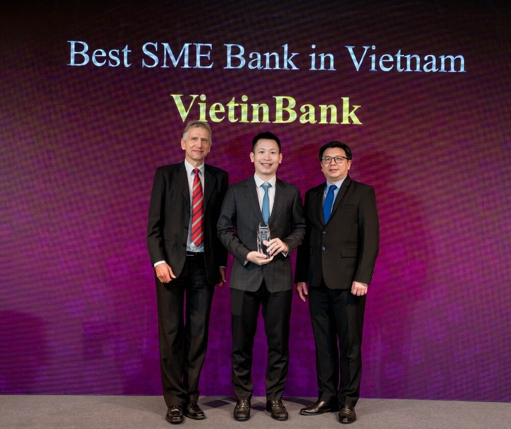 Giám đốc Ban KHDN Vừa và nhỏ Lê Thanh Phương đại diện VietinBank nhận giải thưởng. Ảnh: VietinBank