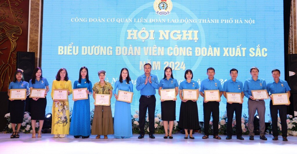 Chủ tịch Liên đoàn Lao động Thành phố Phạm Quang Thanh (thứ 7 từ trái sang) trao Kỷ niệm chương Vì sự nghiệp xây dựng tổ chức Công đoàn cho các cá nhân nhân kỷ niệm 95 năm Ngày thành lập Công đoàn Việt Nam. Ảnh: M.Quân