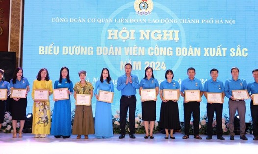 Chủ tịch Liên đoàn Lao động Thành phố Phạm Quang Thanh (thứ 7 từ trái sang) trao Kỷ niệm chương Vì sự nghiệp xây dựng tổ chức Công đoàn cho các cá nhân nhân kỷ niệm 95 năm Ngày thành lập Công đoàn Việt Nam. Ảnh: M.Quân