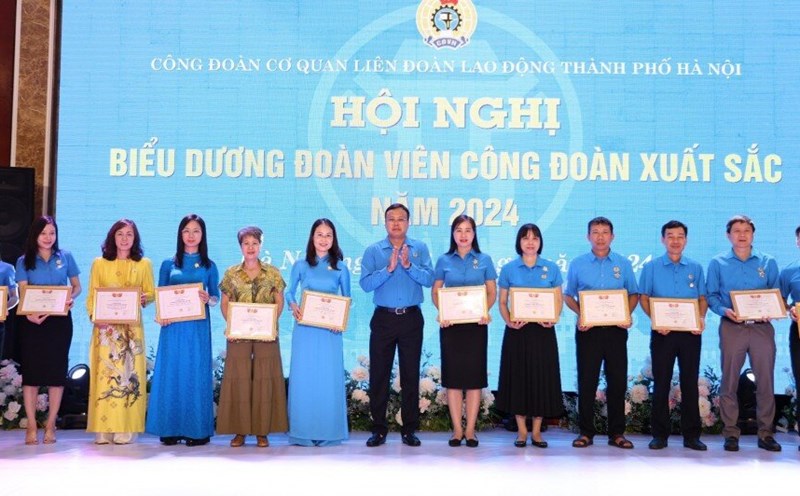 Chủ tịch Liên đoàn Lao động Thành phố Phạm Quang Thanh (thứ 7 từ trái sang) trao Kỷ niệm chương Vì sự nghiệp xây dựng tổ chức Công đoàn cho các cá nhân nhân kỷ niệm 95 năm Ngày thành lập Công đoàn Việt Nam. Ảnh: M.Quân