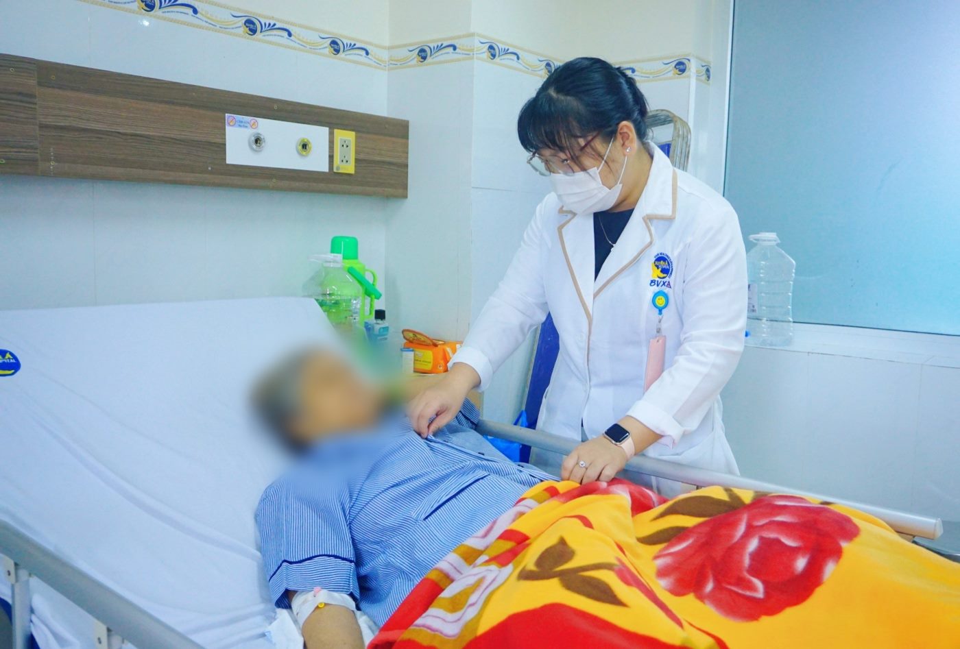 Gãy xương đùi khi xảy ra ở người cao tuổi thường sẽ đi kèm với bệnh lý loãng xương. Ảnh: Bệnh viện cung cấp