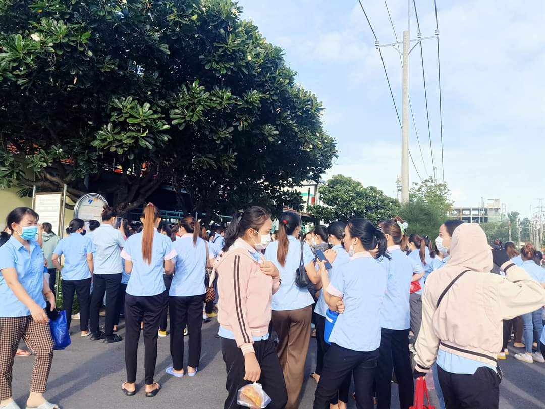 Công nhân Công ty TNHH Yupoong Việt Nam ngừng việc tập thể. Ảnh: M.H