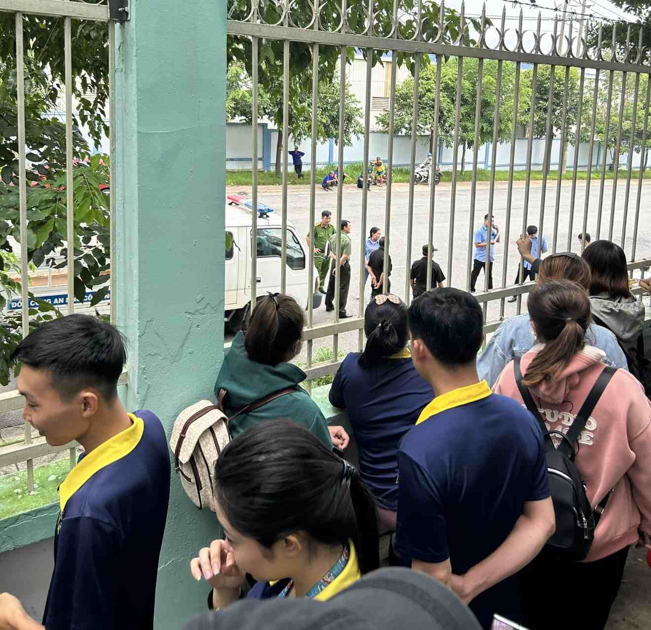 100 công nhân ngừng việc, doanh nghiệp mới thông báo tăng lương cơ bản. Ảnh: CĐCC