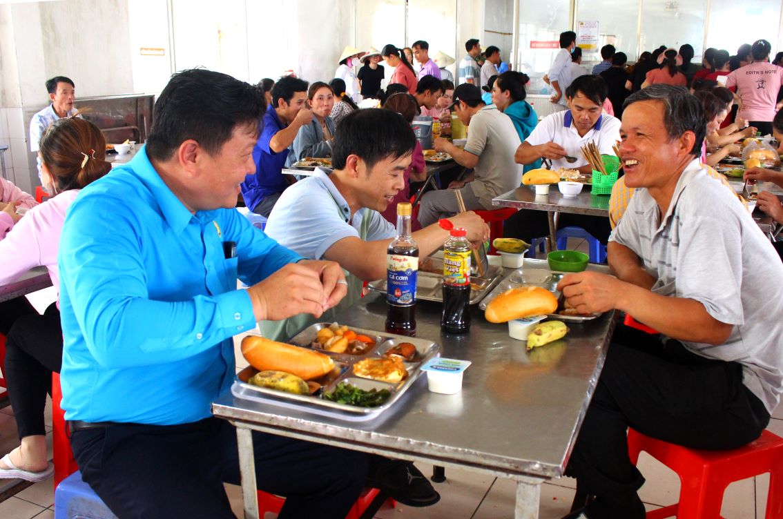 Công đoàn các khu công nghiệp, khu kinh tế Đồng Tháp chăm lo đoàn viên, người lao động thông qua Chương trình Bữa cơm Công đoàn. Ảnh: Thanh Nhàn