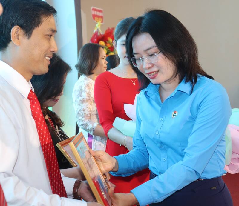 Ms. Phan Thi Thuy Linh, Chairwoman of the Da Nang City Labor Confederation, awarded medals to workers. Photo: Nguyen Linh