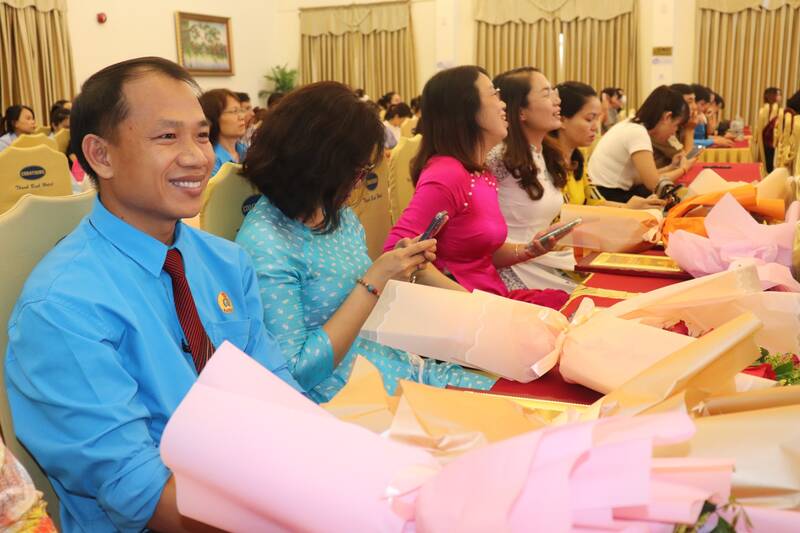 Liên đoàn Lao động quận Hải Châu  (TP Đà Nẵng) ghi nhận và biểu dương 54 cán bộ công đoàn cơ sở tiêu biểu. Ảnh: Nguyễn Linh