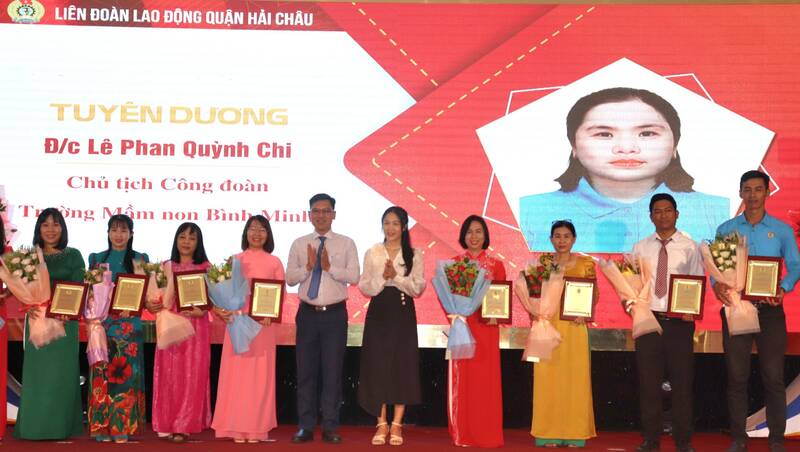 Hai Chau District Labor Federation praised 54 outstanding union officials. Photo: Nguyen Linh