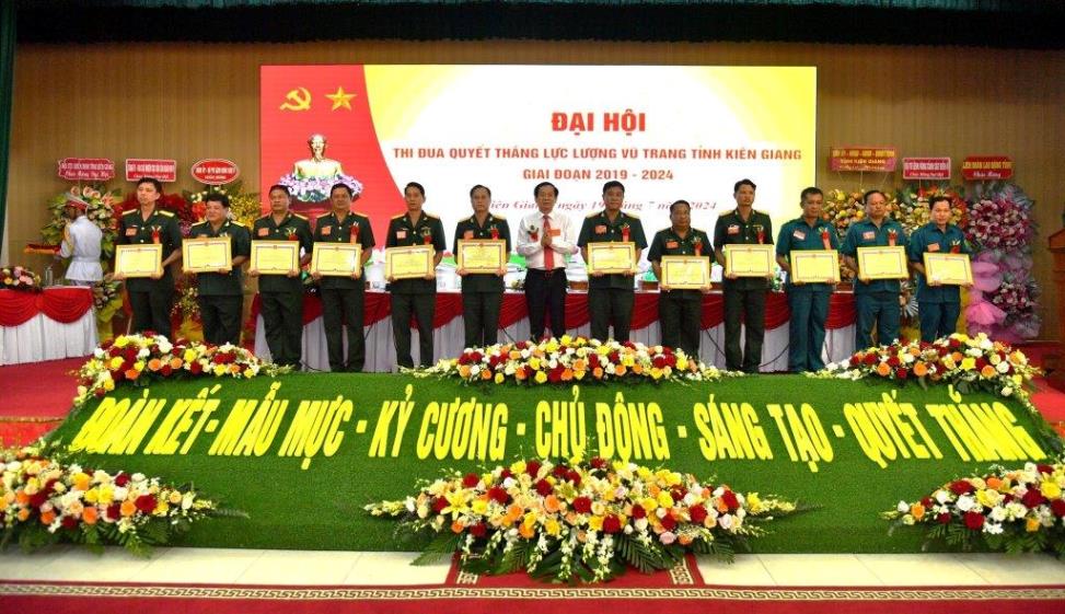 Bí thư Tỉnh ủy Kiên Giang Đỗ Thanh Bình trao giấy khen cho các tập thể đạt thành tích xuất sắc trong phong trào Thi đua quyết thắng. Ảnh: Phương Vũ
