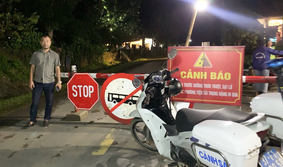 Do sụt lún nghiêm trọng, Quốc lộ 16 qua huyện Quế Phong (Nghệ An) đã bị tạm thời phong toả. Ảnh: Quang Đại