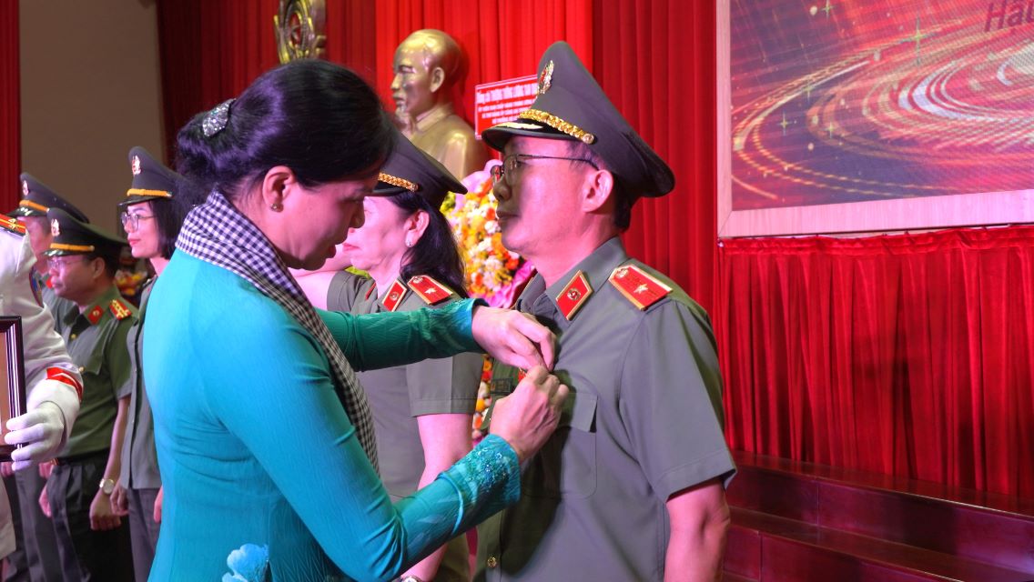 President of the Vietnam Women's Union Ha Thi Nga awarded medals to individuals. Photo: Ta Quang