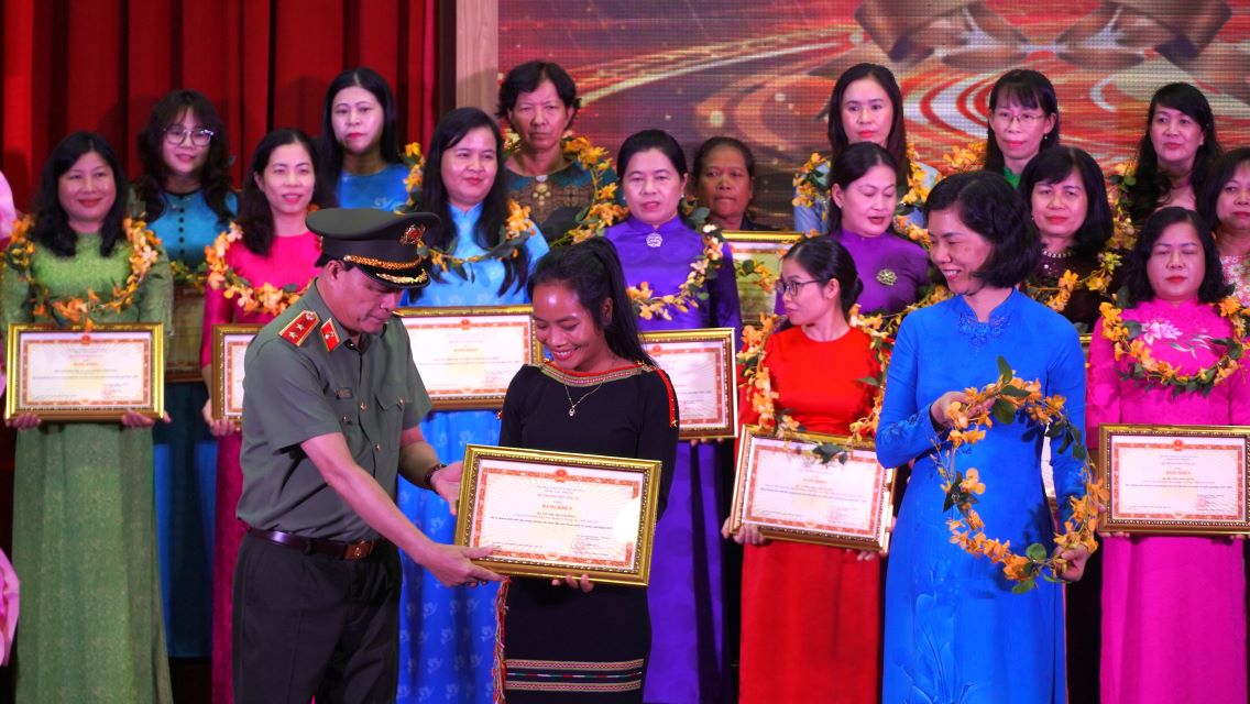 Leaders of the Ministry of Public Security and the Vietnam Women's Union awarded certificates of merit and flowers to individuals. Photo: Ta Quang