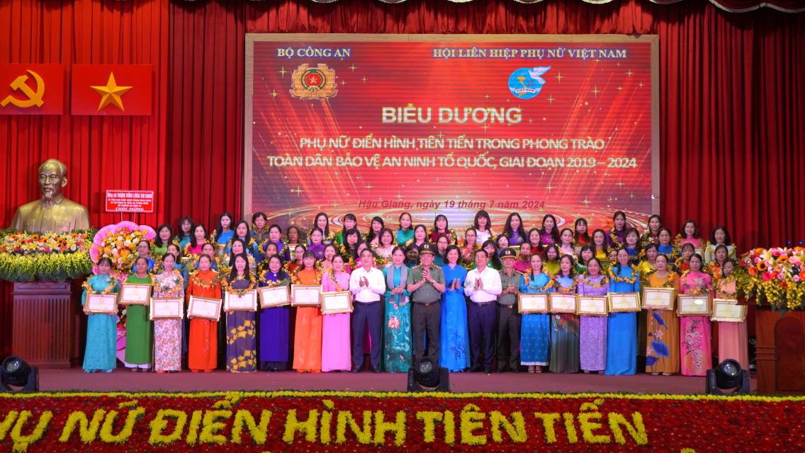 Leaders of the Ministry of Public Security; Vietnam Women's Union; Leaders of Hau Giang province and advanced examples. Photo: Ta Quang