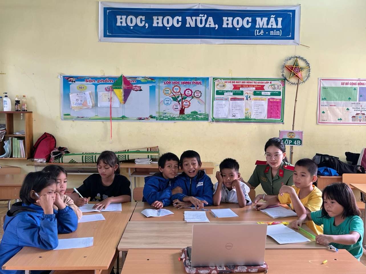 Free English classes for ethnic minority students in Kon Tum. Photo: Huyen Nga