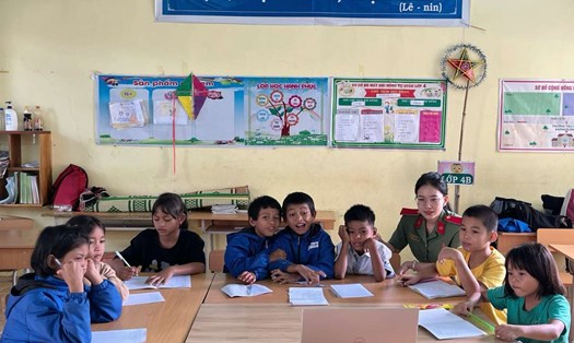 Không chỉ được ôn tập kiến thức, các em học sinh còn được tham gia các trò chơi kiến thức bổ ích. Ảnh: Huyền Nga