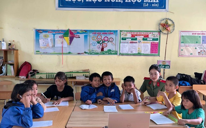 Không chỉ được ôn tập kiến thức, các em học sinh còn được tham gia các trò chơi kiến thức bổ ích. Ảnh: Huyền Nga