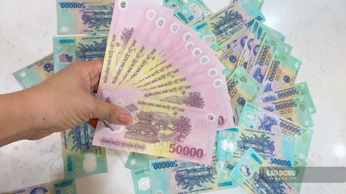 BIDVは、個人顧客向けに年間0.1〜4.3%の定期預金金利枠を適用しています。イラスト:Tra My