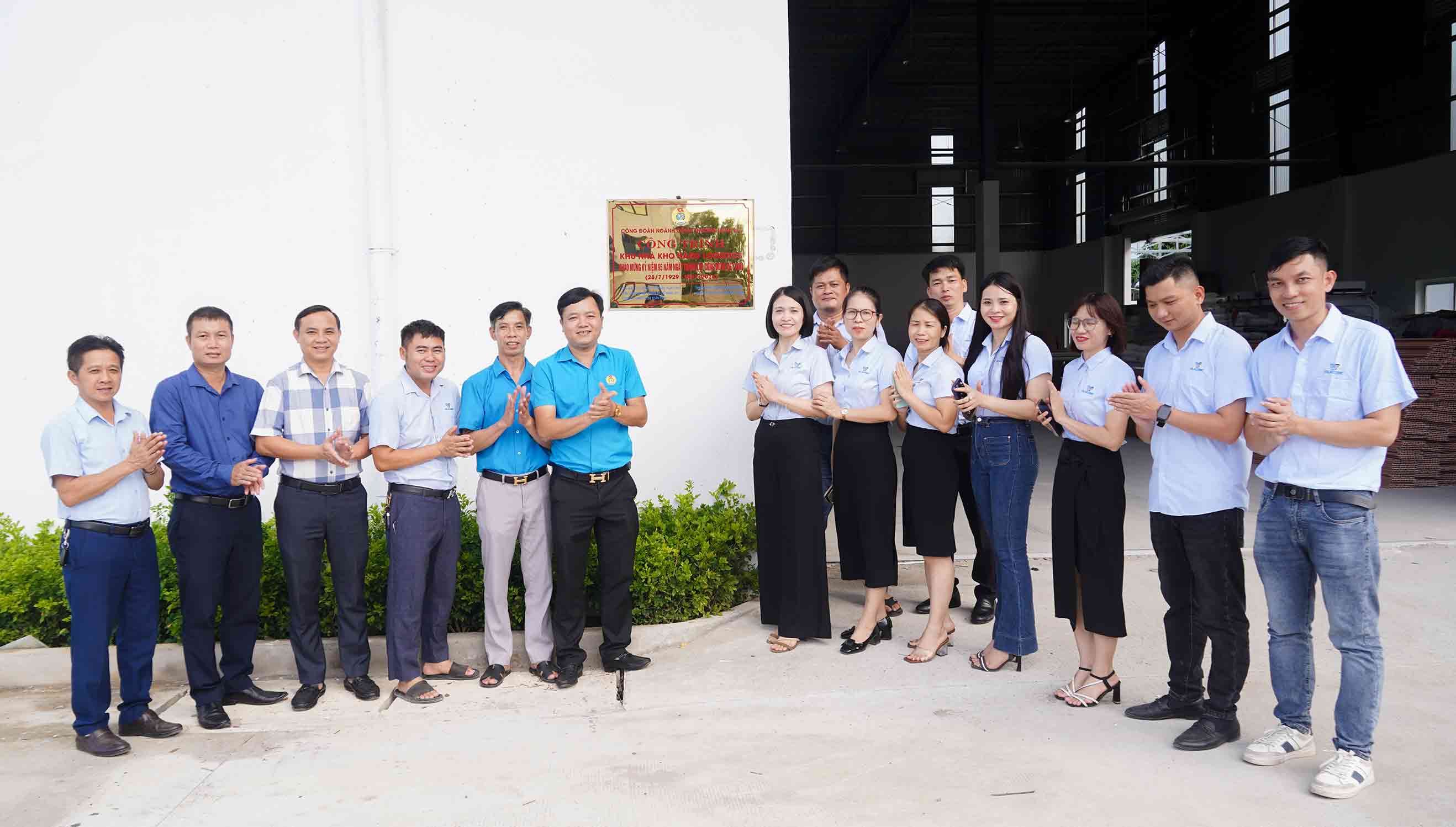 Gắn biển công trình chào mừng kỷ niệm 95 năm Ngày thành lập Công đoàn Việt Nam. Ảnh: Duy Chương
