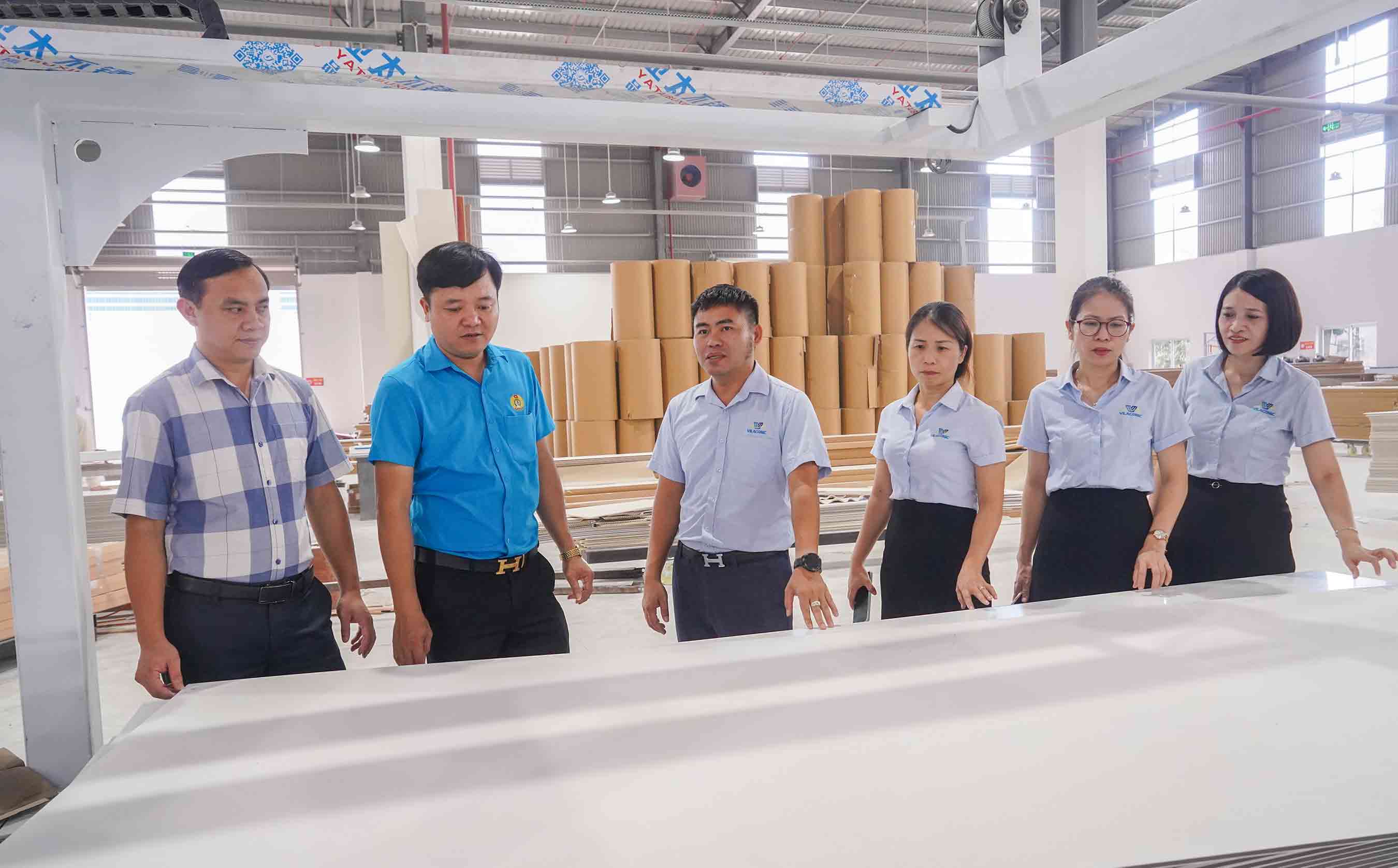 Chairman of the Industry and Trade Union and leaders of the Nghe An Department of Industry and Trade visited the project to celebrate the 95th anniversary of the establishment of the Vietnam Trade Union. Photo: Duy Chuong.