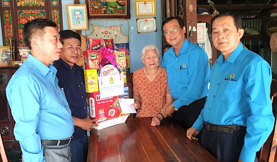 Phó Chủ tịch LĐLĐ tỉnh An Giang Nguyễn Nhật Tiến (thứ 2, phải sang) thăm hỏi sức khỏe, đời sống Mẹ Việt Nam Anh hùng Nguyễn Thị Hến. Ảnh: Cẩm Tú