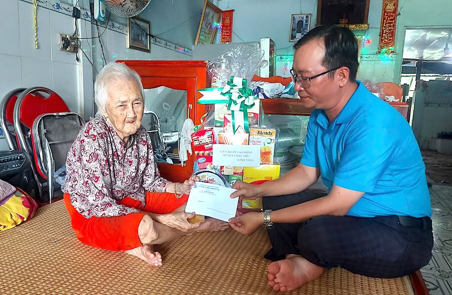 Leaders of the Confederation of Labor of Chau Phu district visited Mother La Thi Len, 96 years old, Vinh Binh village, Vinh Thanh Trung town, Chau Phu district, An Giang province. Photo: Cam Tu