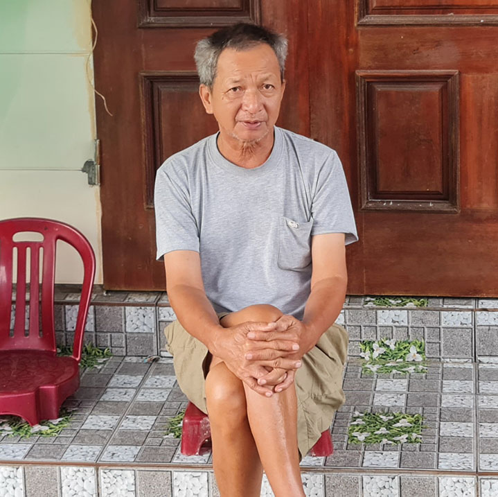 Ông Quang lo lắng sức khỏe giảm sút nhanh nên mong được hưởng trợ cấp hưu trí xã hội sớm. Ảnh: Mạnh Cường.