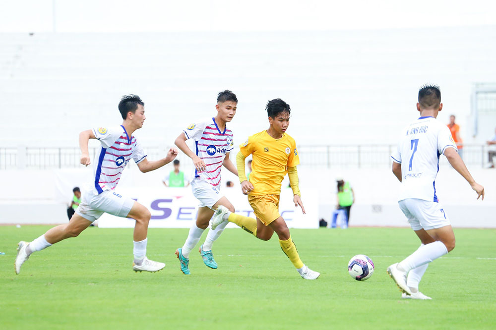 Hanoi U17 faced many difficulties against Song Lam Nghe An U17 defense. Photo: VFF