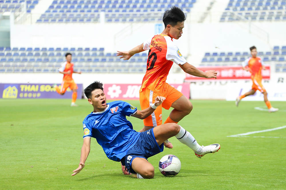 PVF (blue shirt) could not penetrate Phu Dong's net during the official match. Photo: VFF